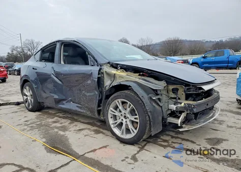 2021 Tesla Model Y z USA, uszkodzony, nr VIN 5YJYGDEE0MF069692